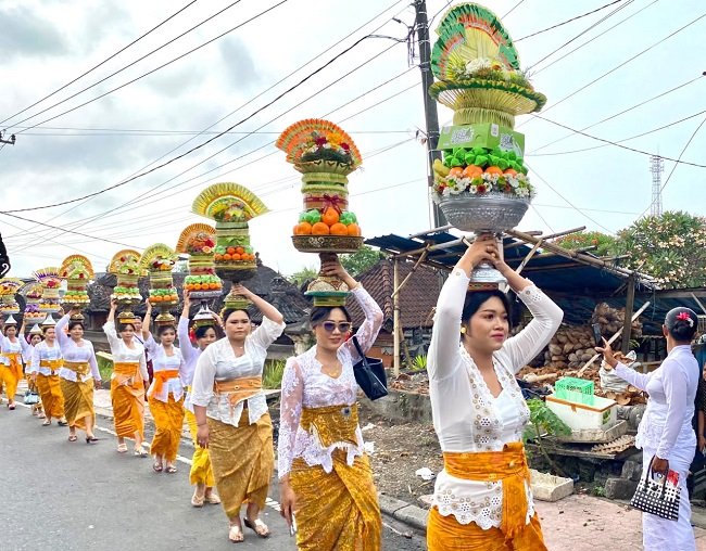 Ratusan Krama Istri Banjar Adat Selat Klungkung Gelar Mepeed Perdana di Pura Agung Kentel Gumi