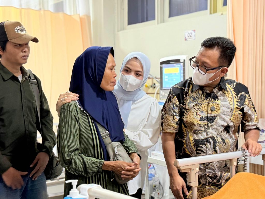 Dirut BPJS Ketenagakerjaan dan Bupati Serang Jenguk Ojol Korban Kecelakaan Mobil BYD di RSUP Fatmawati