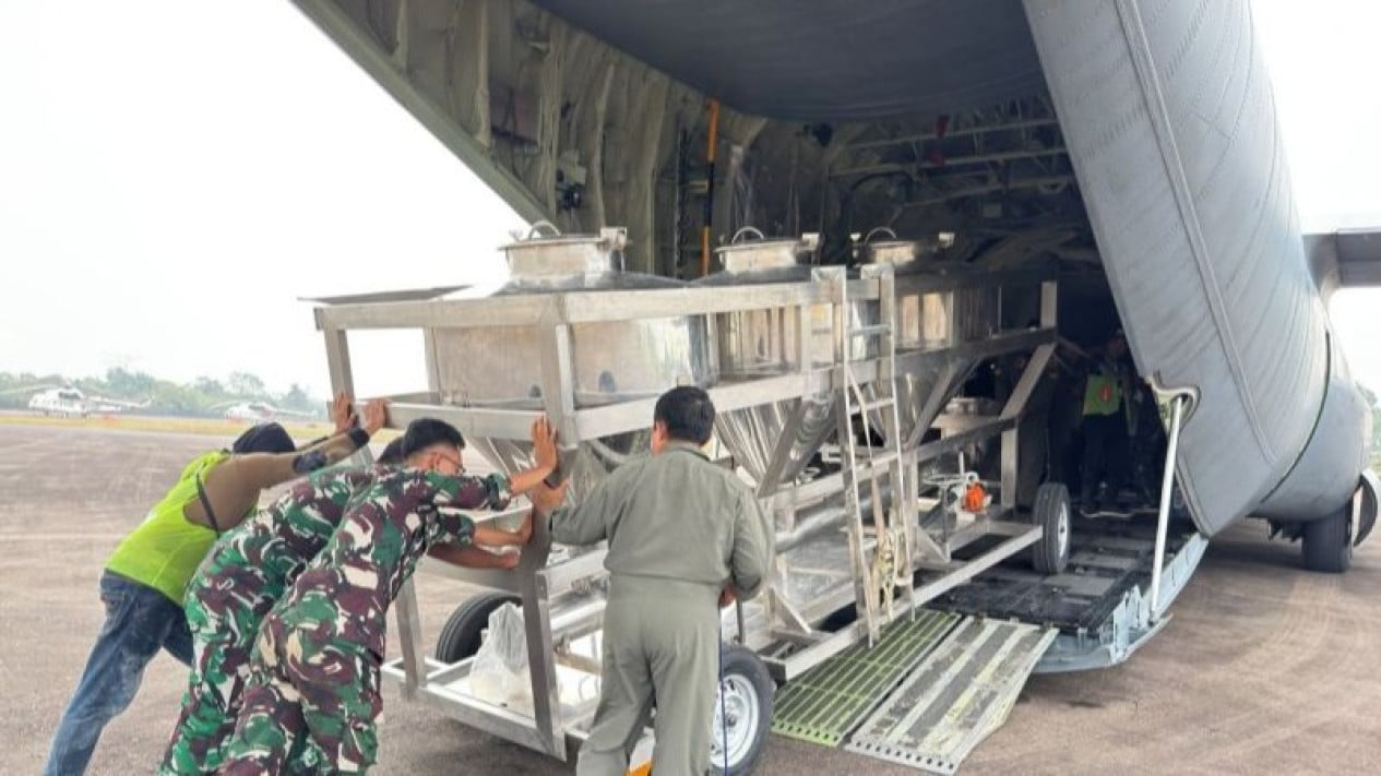 TNI AU Sebar 42 Ton Garam di Langit Sumsel, Hujan Buatan Percepat Pemadaman Karhutla