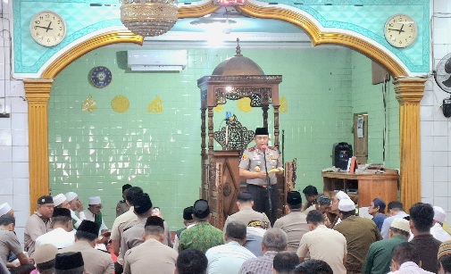Kapolda Sulteng Salat Jumat di Masjid Baiturrahim Palu, Ajak Ratusan Jamaah Jaga Persaudaraan dan Jauhi Judi Online