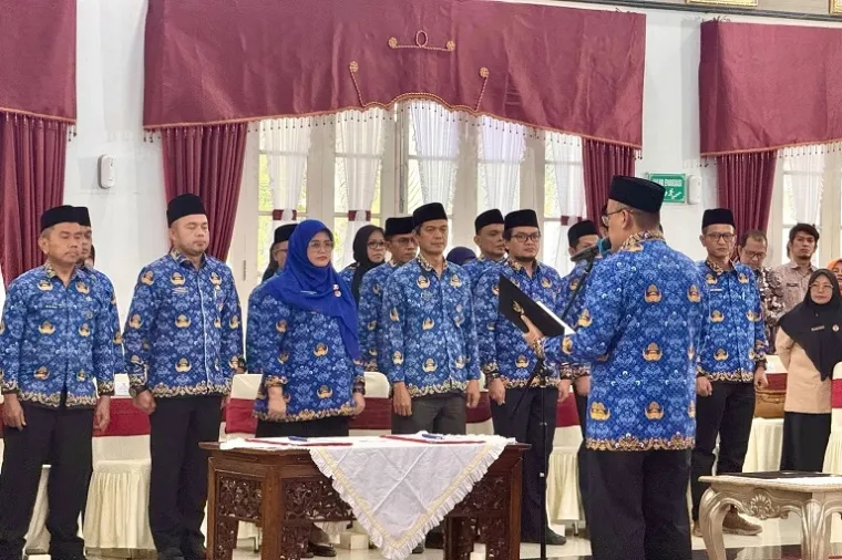 Sekda Sumbar Arry Yuswandi Lantik 33 Pejabat di 12 Perangkat Daerah, Tekankan Kompetensi dan Etika Birokrasi