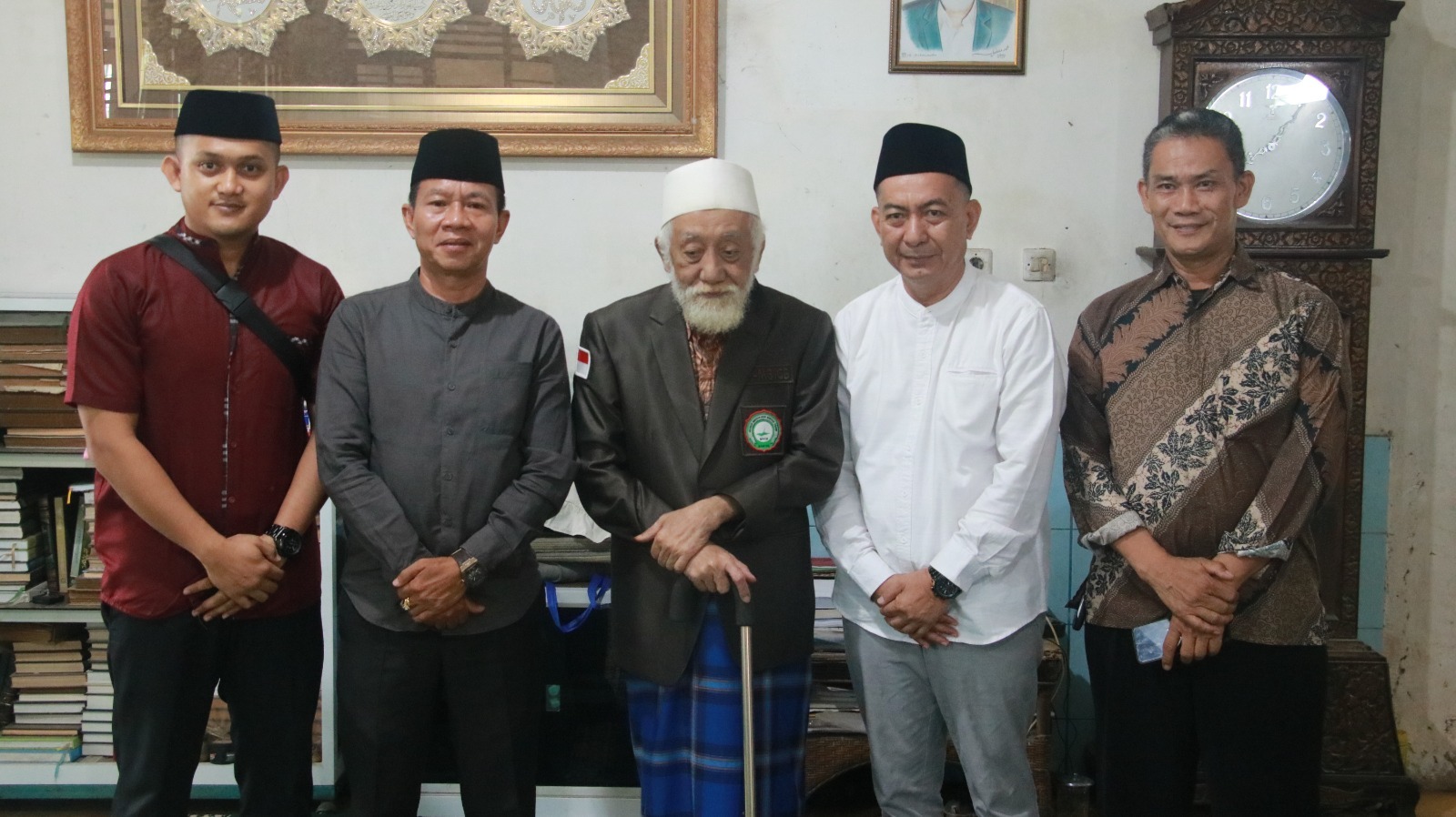Kakanwil Kemenkum Banten Temui Abuya Muhtadi di Pandeglang, Minta Doa dan Wejangan untuk Pelayanan Hukum