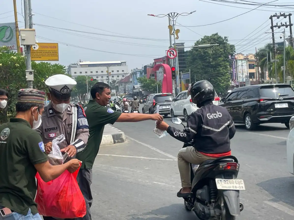 Jurnalis dan Ojol Samarinda Bagikan 150 Nasi Bungkus, Kampanyekan Tertib Lalu Lintas di Simpang Empat Lembuswana