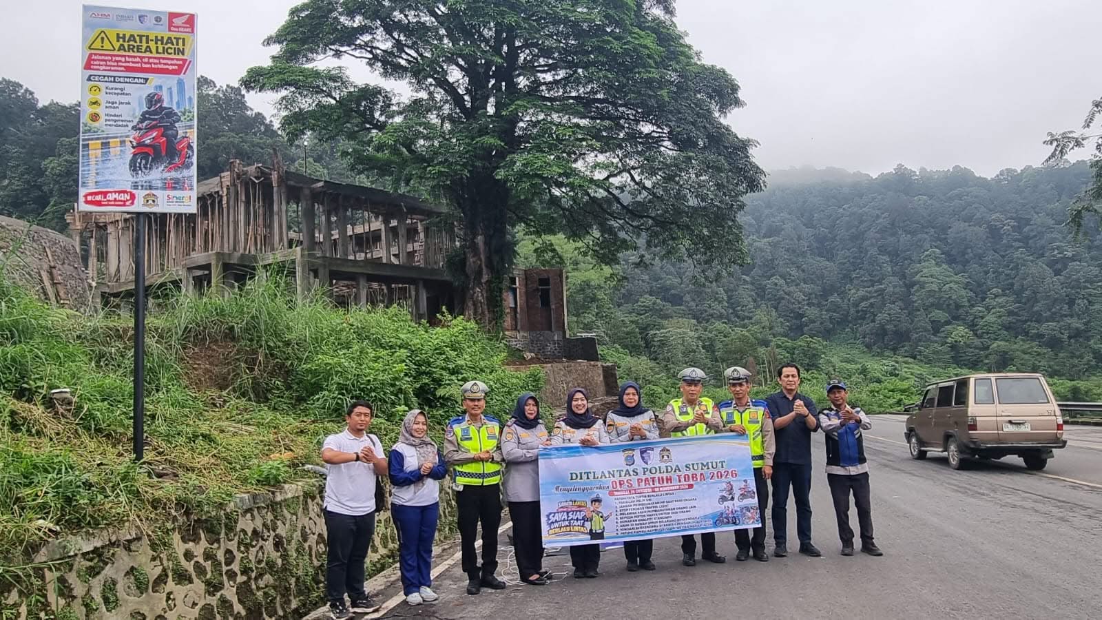 Polda Sumut Gelar Edukasi Keselamatan Lalu Lintas di 3 Lokasi, Bagikan Helm hingga Brosur Operasi Patuh Toba 2026