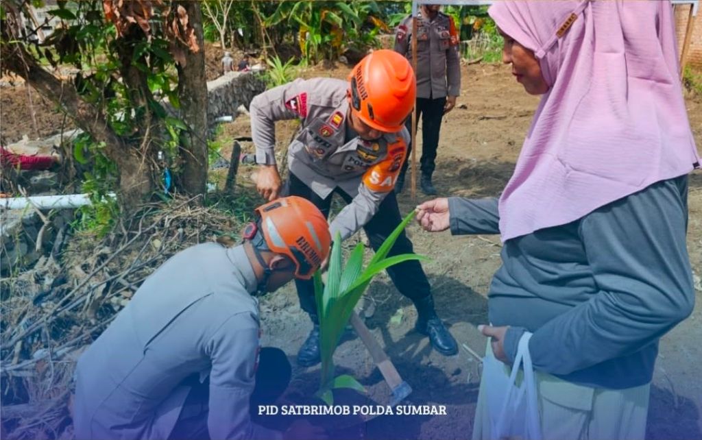 Satbrimob Polda Sumbar Tanam Pohon di Koto Tangah Sambut HUT ke-81 Korps Brimob