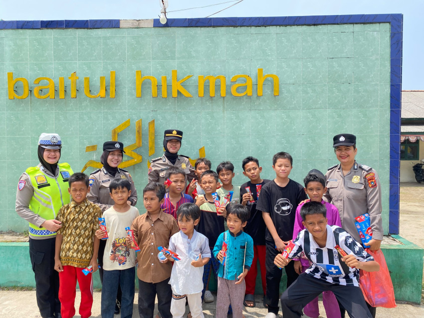 Polwan Polres Bangka Barat Gelar Patroli Srikandi Menumbing, Bagi Cokelat ke Anak-anak Usai Salat Jumat di Masjid Baitul Hikmah
