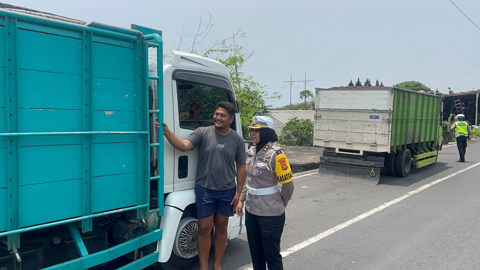 Polda Bali Edukasi Pengemudi Truk di Bypass Ida Bagus Mantra, Larang Parkir Liar di Bahu Jalan