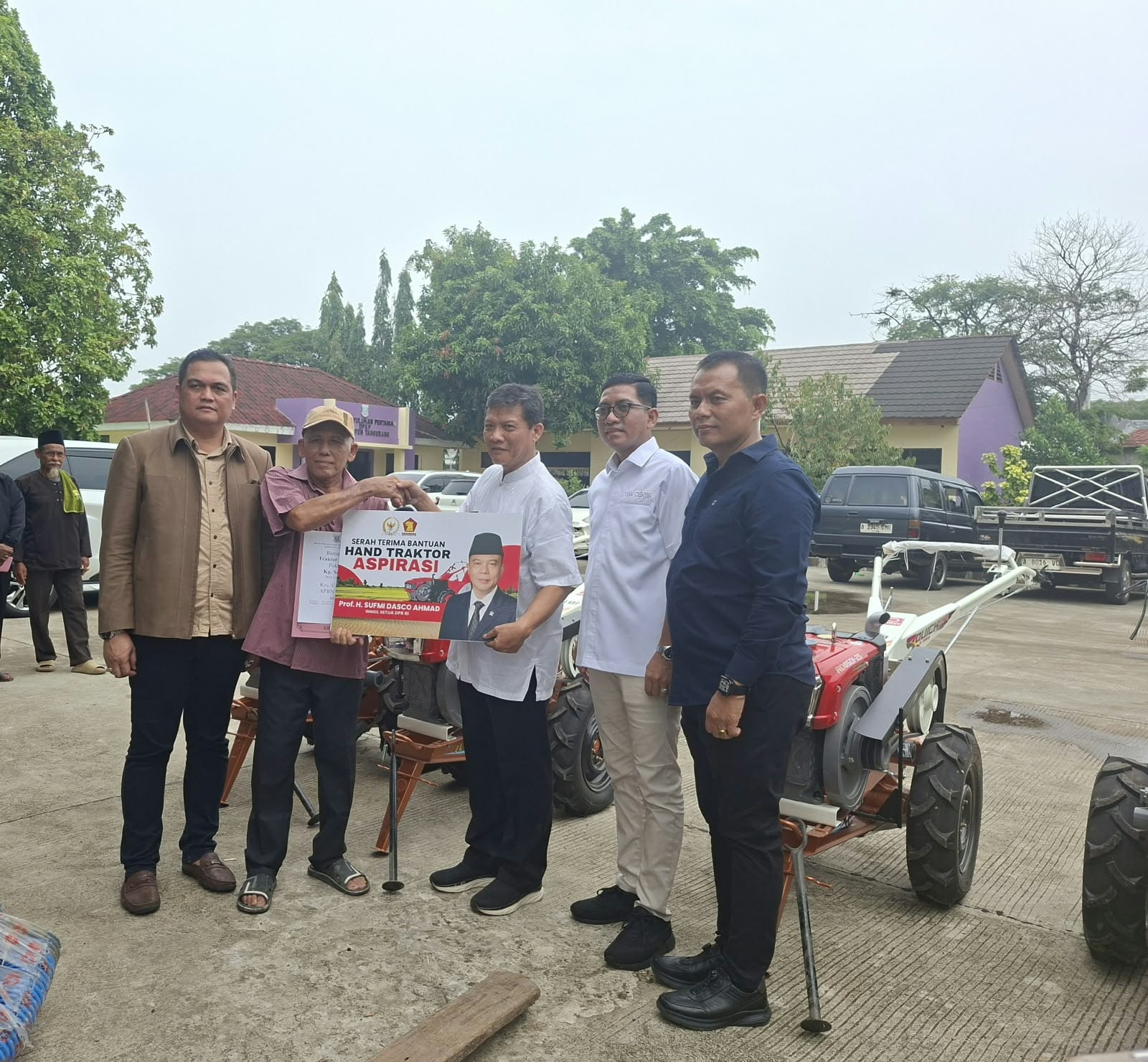 DPC Gerindra Kabupaten Tangerang Serahkan 4 Traktor Tangan dan 1 Pompa Air ke Kelompok Tani di Curug