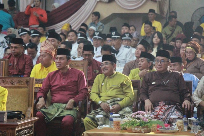 Bupati Tanjung Jabung Barat Anwar Sadat Hadiri Hari Jadi ke-27 Tanjung Jabung Timur di Gedung DPRD