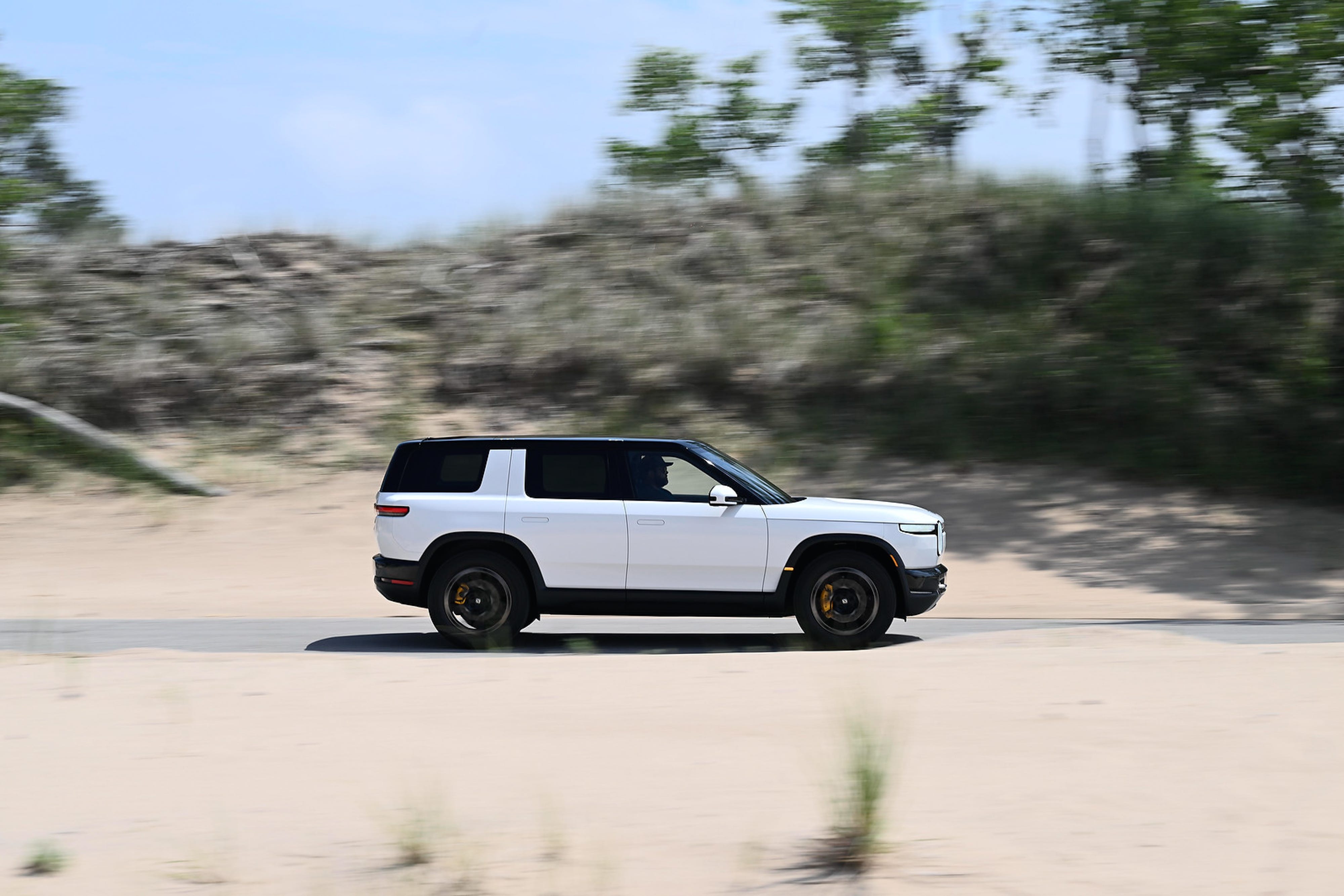 Rivian R2 Laris di AS: Jualan Salip R1T dan R1S, Versi Murah Belum Ada