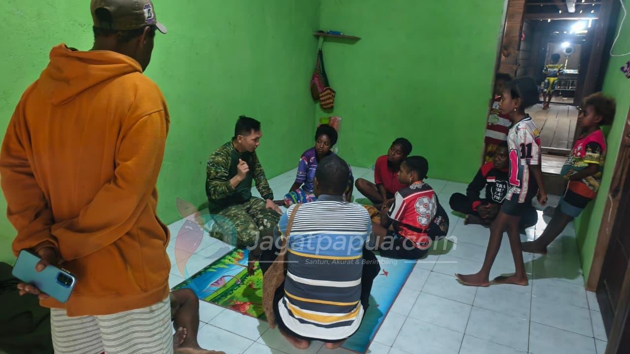 Dansatgas TMMD Ke-130 dan Kepala Kampung Yamboi Melayat ke Rumah Duka Warga di Ransiki