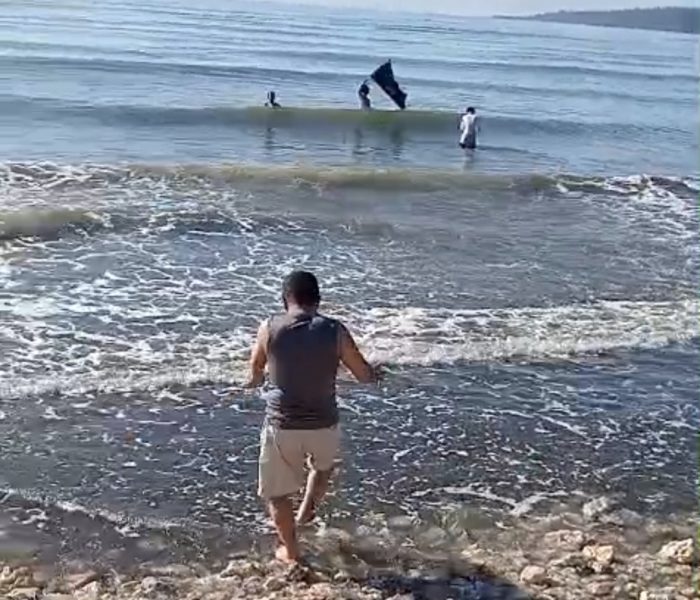 Sekda Halmahera Tengah Bahri Sudirman Tepati Janji Berenang di Pantai Usai Jerman Tersingkir dari Piala Dunia 2026