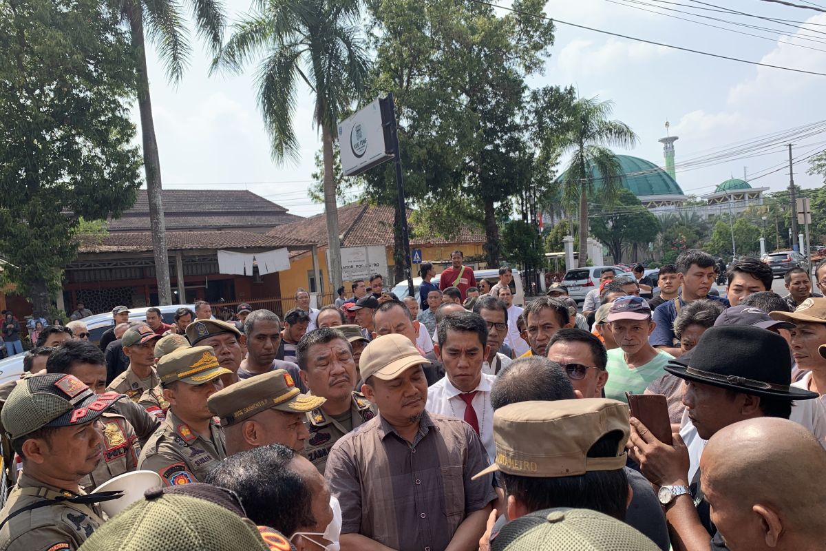 Pemkot Metro Hentikan Retribusi Umum dan Sampah di Shopping Center, Pedagang Halangi Pemasangan Spanduk