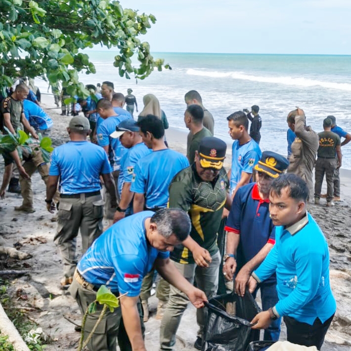 HUT Satpol PP dan Damkar di Padang Pariaman Dibuka dengan Aksi Bersih Pantai Ketaping, Ratusan Personel Dikerahkan