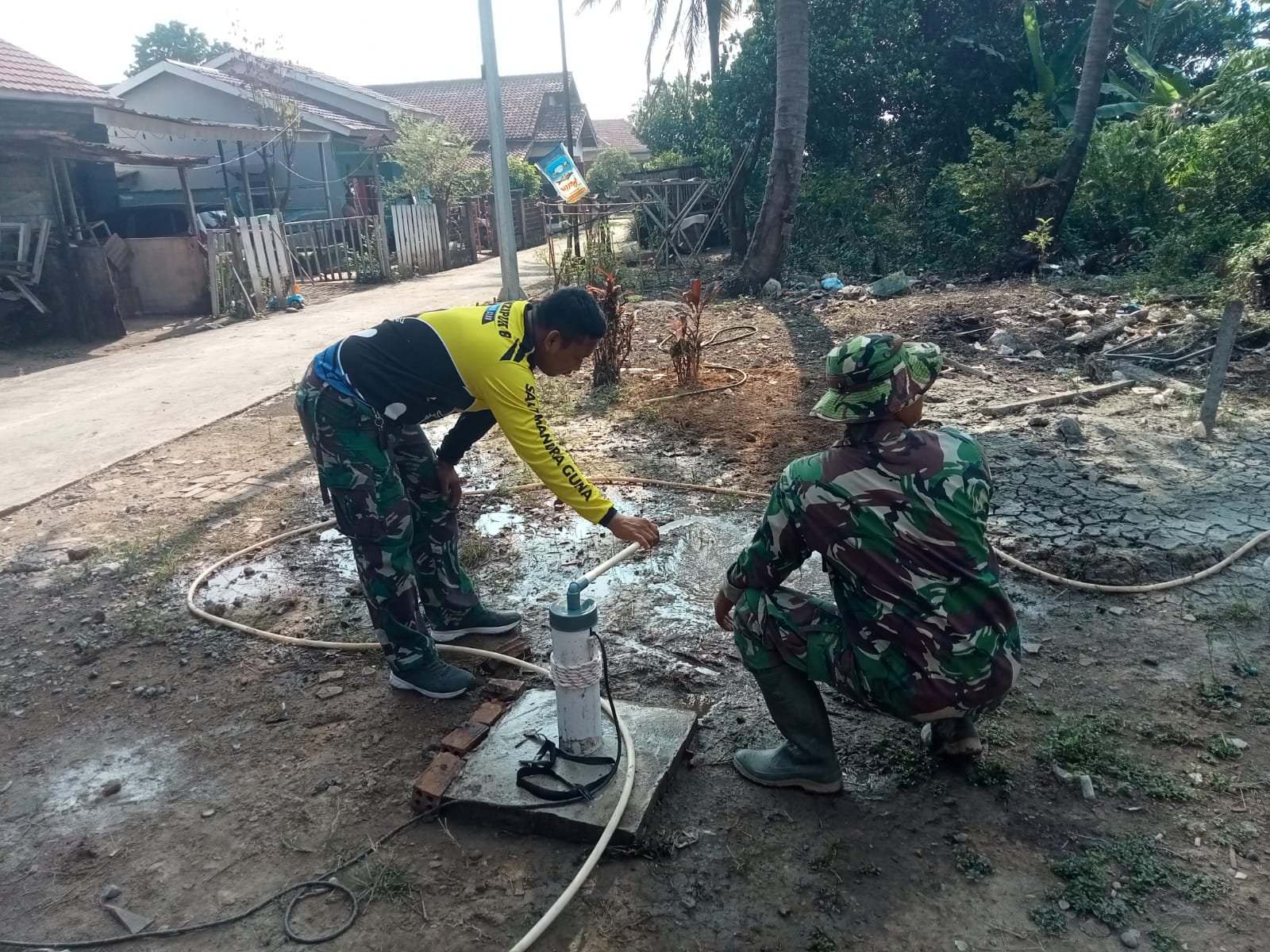 Satgas TMMD Ke-129 Kodim 0418/Palembang Cek Debit Air dan Tower Tandon Sumur Bor di Talang Jambe