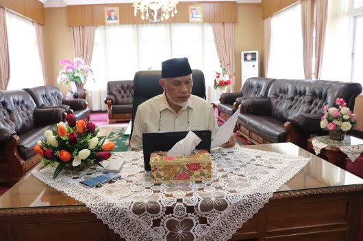 Gubernur Mahyeldi Pimpin Aksi Subuh Bersama LKAAM dan Forkopimda, 1.000 Lebih Tokoh Adat dan Masyarakat Deklarasi Ketahanan Sosial di Padang