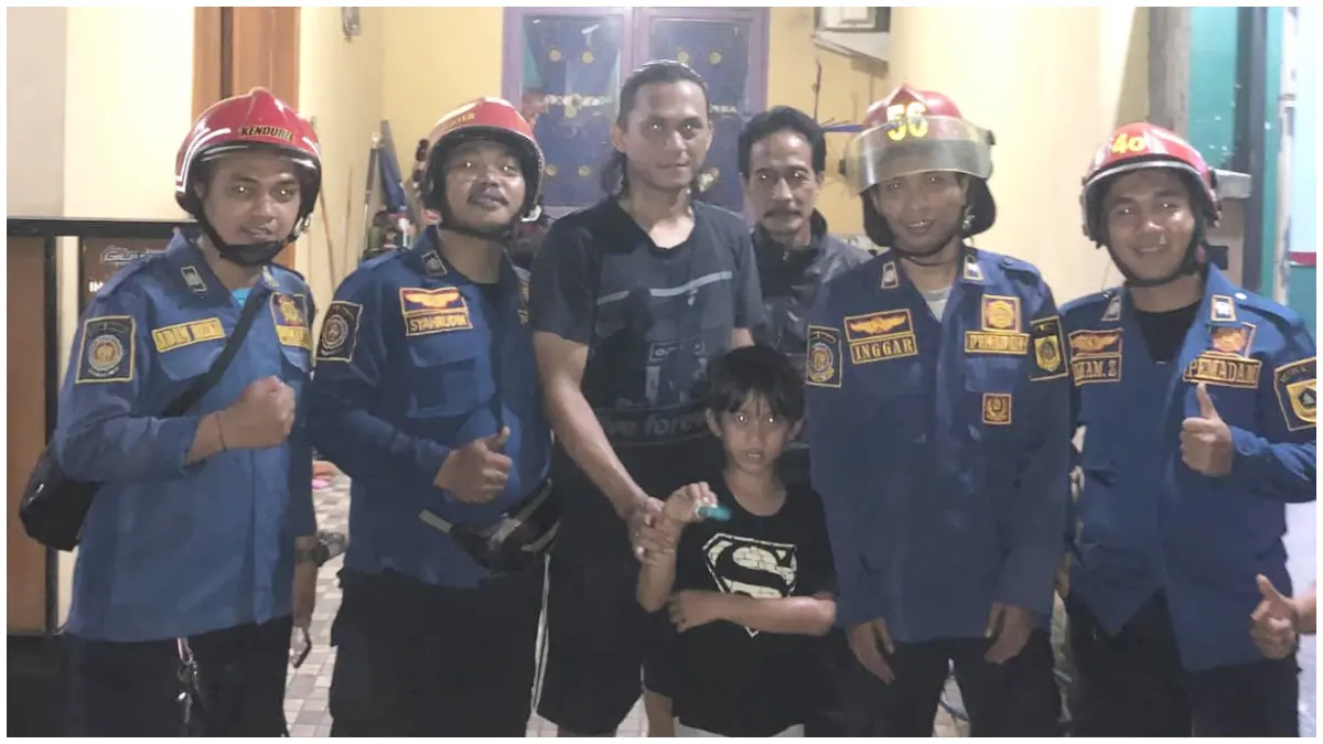Jari Bocah di Klapanunggal Bogor Tersangkut Mur Baut Pagar, Damkar Evakuasi dengan Gerinda
