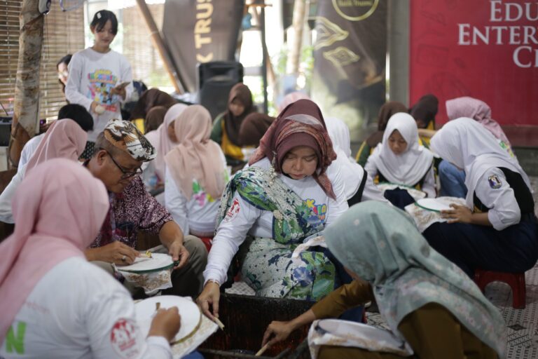 30 Anak dari Tiga Kecamatan di Cirebon Belajar Membatik di Trusmi Peringati Hari Anak Nasional