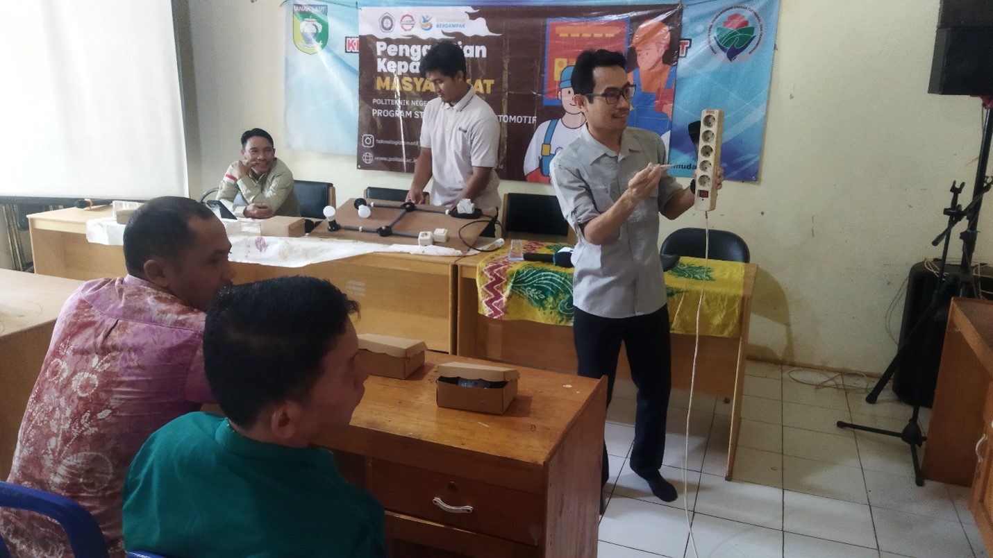 Politala Edukasi Warga Desa Pemuda di Tanah Laut Soal Bahaya Listrik Rumah Tangga, Ini yang Diajarkan