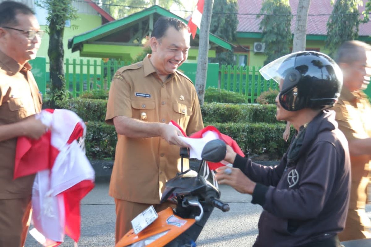 Pemkab Agam Bagikan 33 Ribu Bendera Merah Putih ke Warga dan Pengendara Jelang HUT ke-81 Kemerdekaan RI