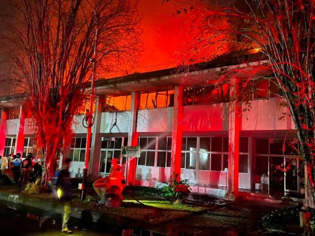 Gedung Kesra di Kompleks Kantor Gubernur Kalteng Terbakar Dini Hari, Pemadaman Terkendala Hydrant Rusak