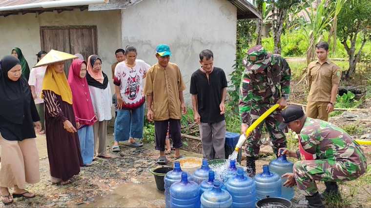 Kodam XII/Tanjungpura Kerahkan Ratusan Personel dan Puluhan Tangki Air Bersih Atasi Kekeringan di 9 Kabupaten Kalbar
