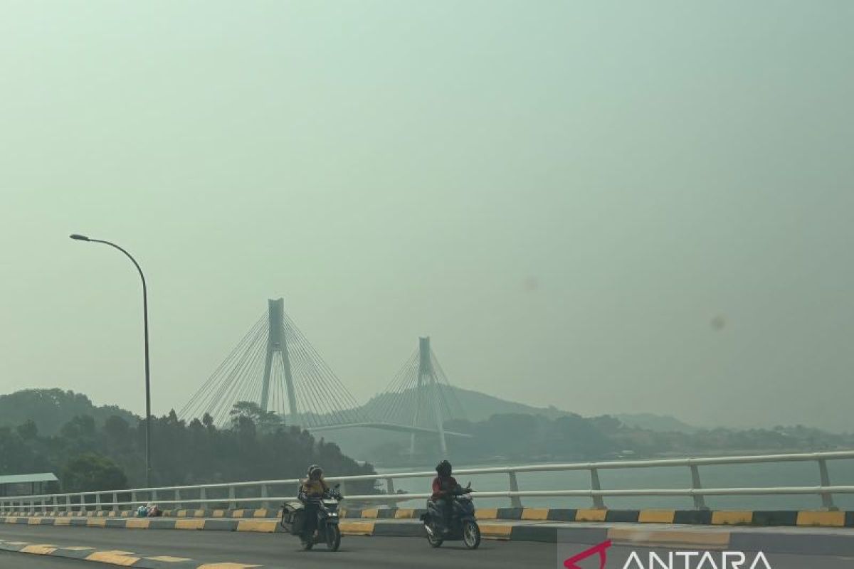 BMKG Batam Peringatkan Hujan Disertai Petir di 5 Kabupaten-Kota Kepri, Kabut Asap Karhutla Masih Menyelimuti