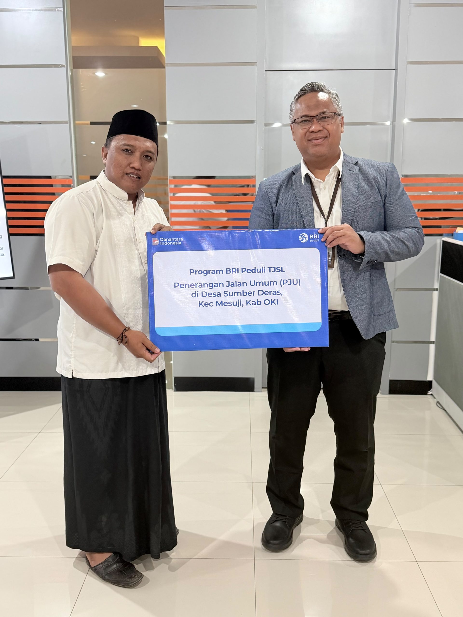 BRI Salurkan Bantuan Penerangan Jalan Umum di Desa Sumber Deras, Mesuji, Wujud Nyata Kepedulian Infrastruktur Pedesaan