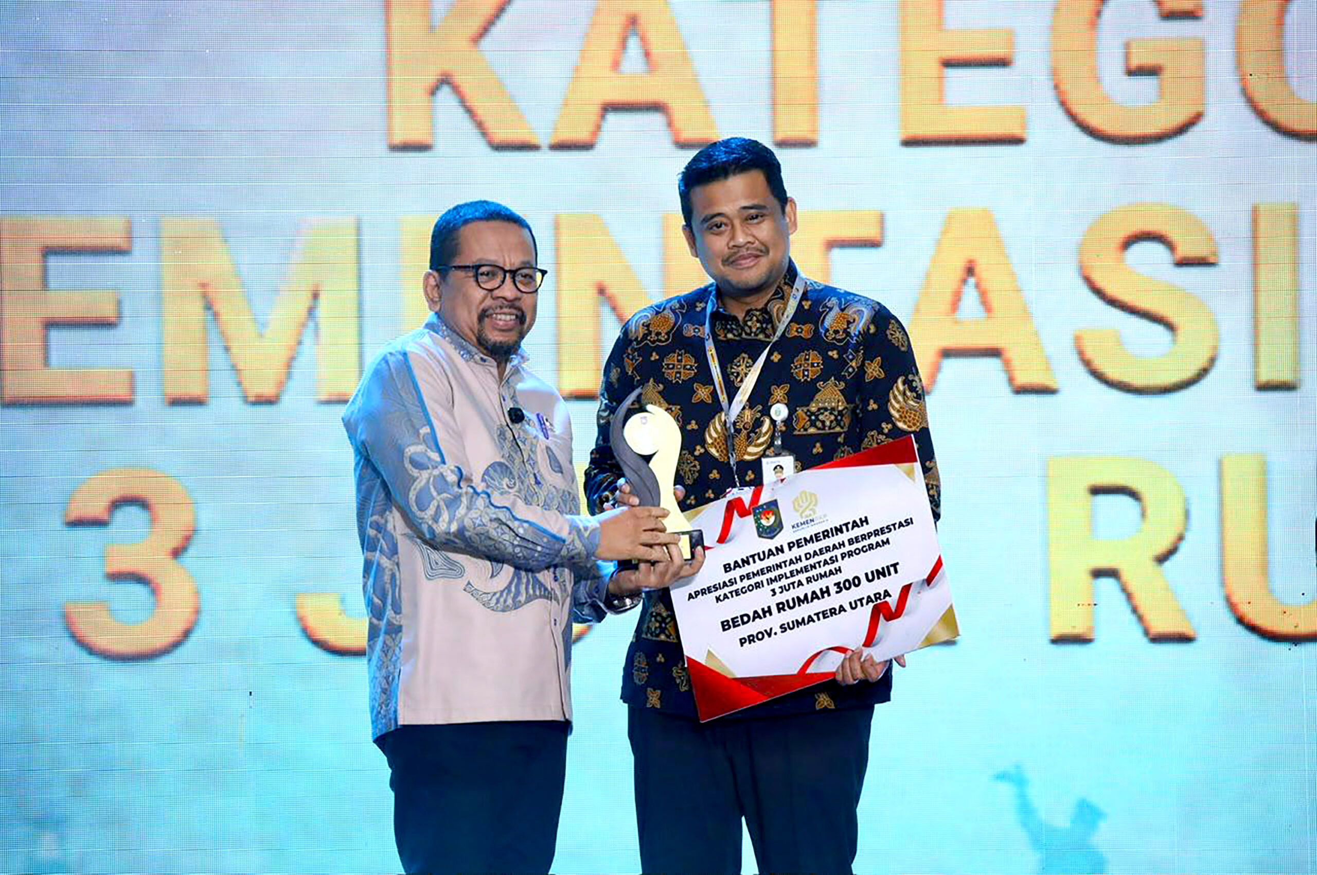 Pemprov Sumatera Utara Raih Penghargaan Terbaik I Program 3 Juta Rumah dari Kemendagri, Bobby Nasution Terima Reward 300 Unit Bedah Rumah