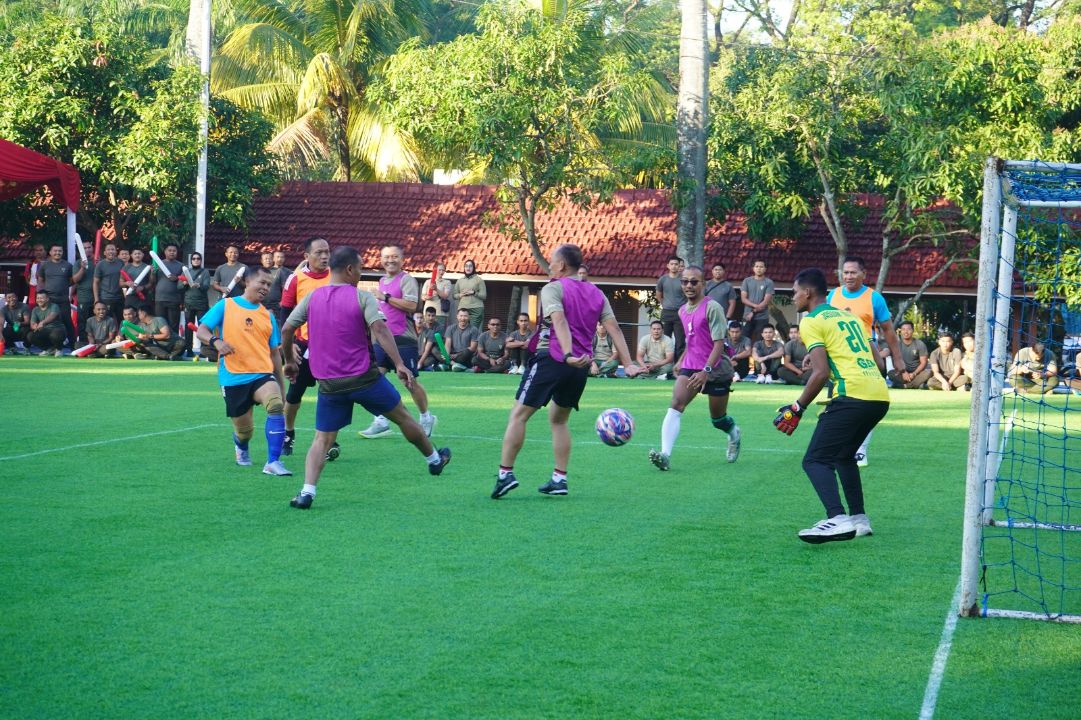Pangdam III/Siliwangi Borong Empat Gol, Tim Makodam Taklukkan Kodiklatad 7-1 di Laga Mini Soccer Bandung