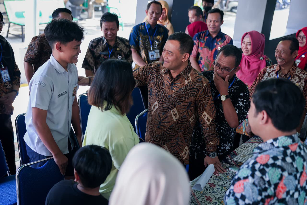 Gubernur Jateng Ahmad Luthfi Turun ke Posko dan SMAN 3 Semarang, Pastikan SPMB 2026 Bebas Titip-Menitip