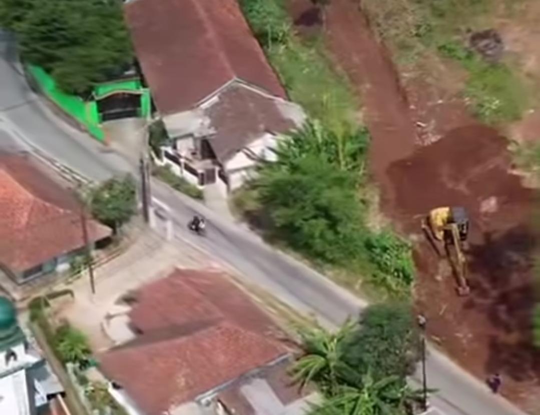 Satpol PP Bandung Barat Hentikan Proyek Pemapasan Lereng Gunung Pasarean di Cihampelas, Warga Khawatir Longsor