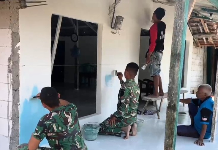 TMMD ke-129 Kodim 0813 Bojonegoro Rampungkan Rehabilitasi Rumah Mbah Samijan di Kedungadem, Cat Dinding hingga Pasang Keramik