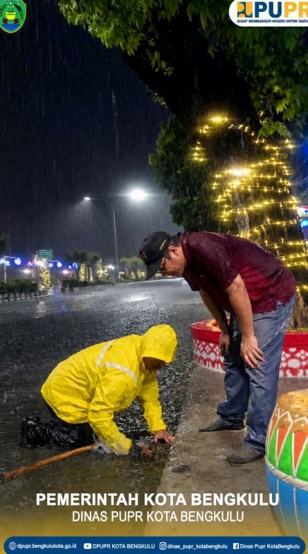 Atasi Genangan, Tim URC PUPR Bengkulu Bersihkan Sampah di Pintu Batu