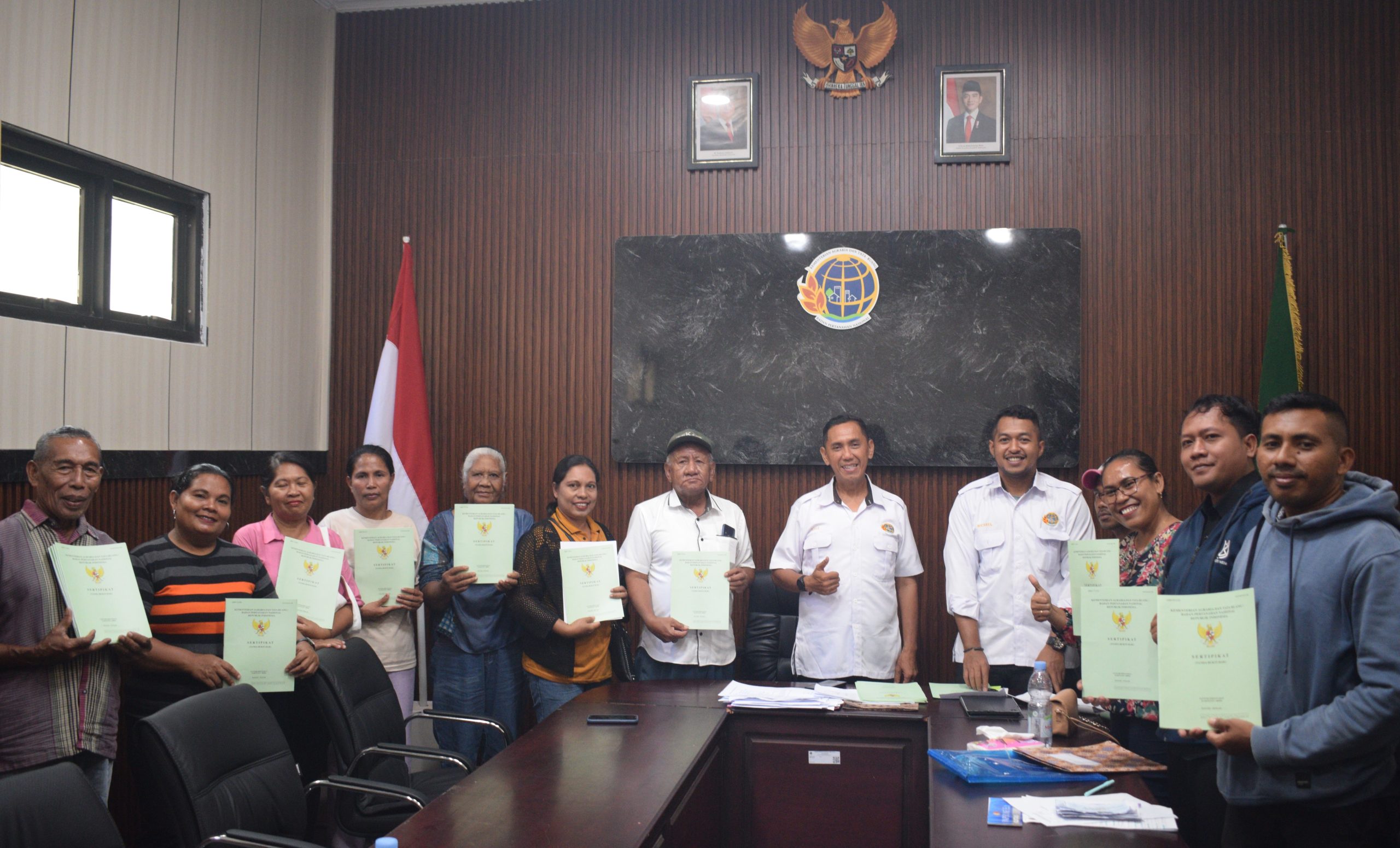 Kantor Pertanahan Maluku Tengah Serahkan 55 Sertipikat PTSL ke Warga Negeri Kokroman, Ini Imbauan Pentingnya