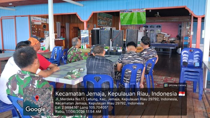 Nobar Piala Dunia 2026, Babinsa Koramil 04/Letung Ajak Warga Jemaja Nonton Bareng di Rumah Makan