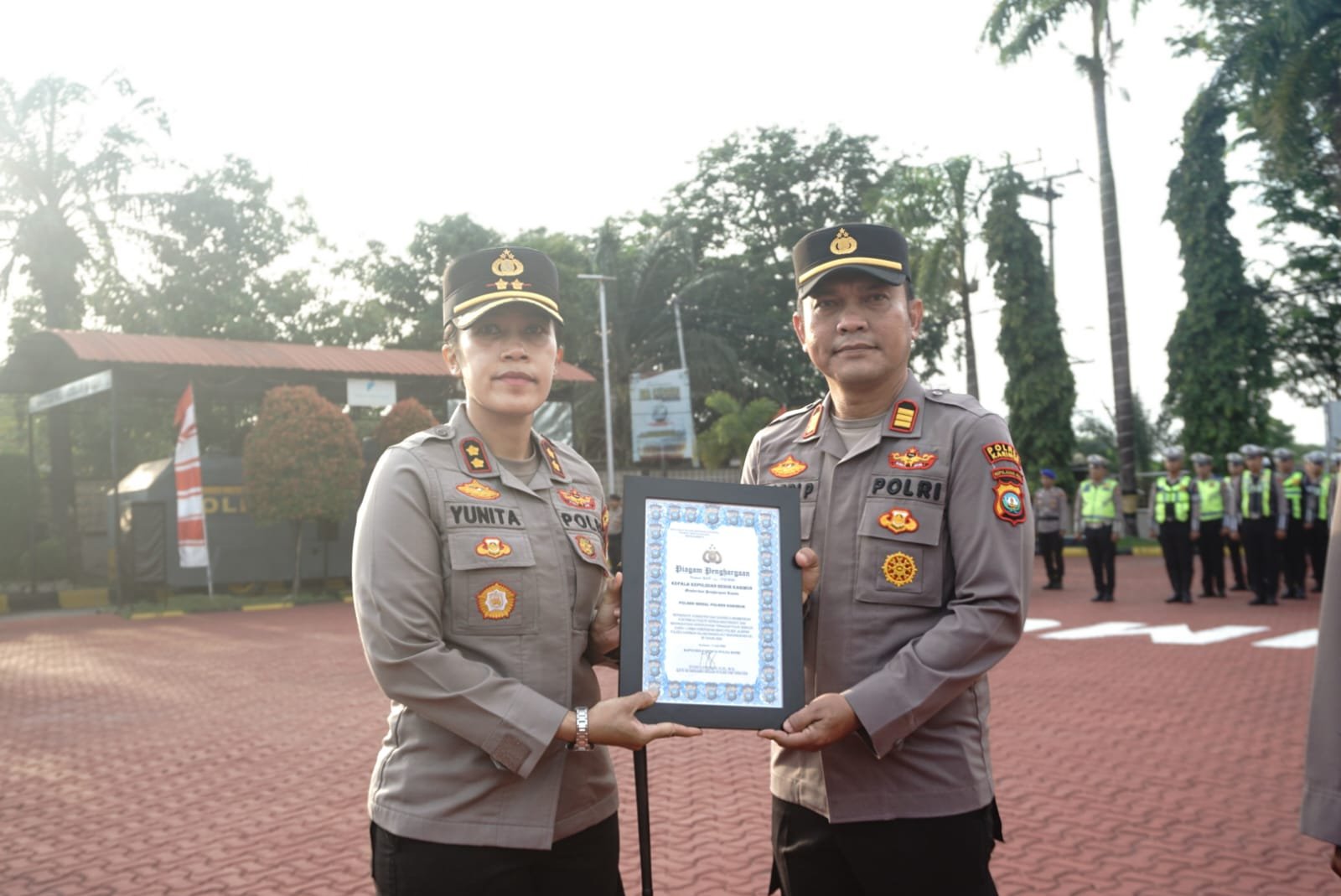 Kapolres Karimun AKBP Yunita Stevani Beri Penghargaan ke 6 Personel Berprestasi, dari Lomba Kebersihan hingga TPTKP Laka