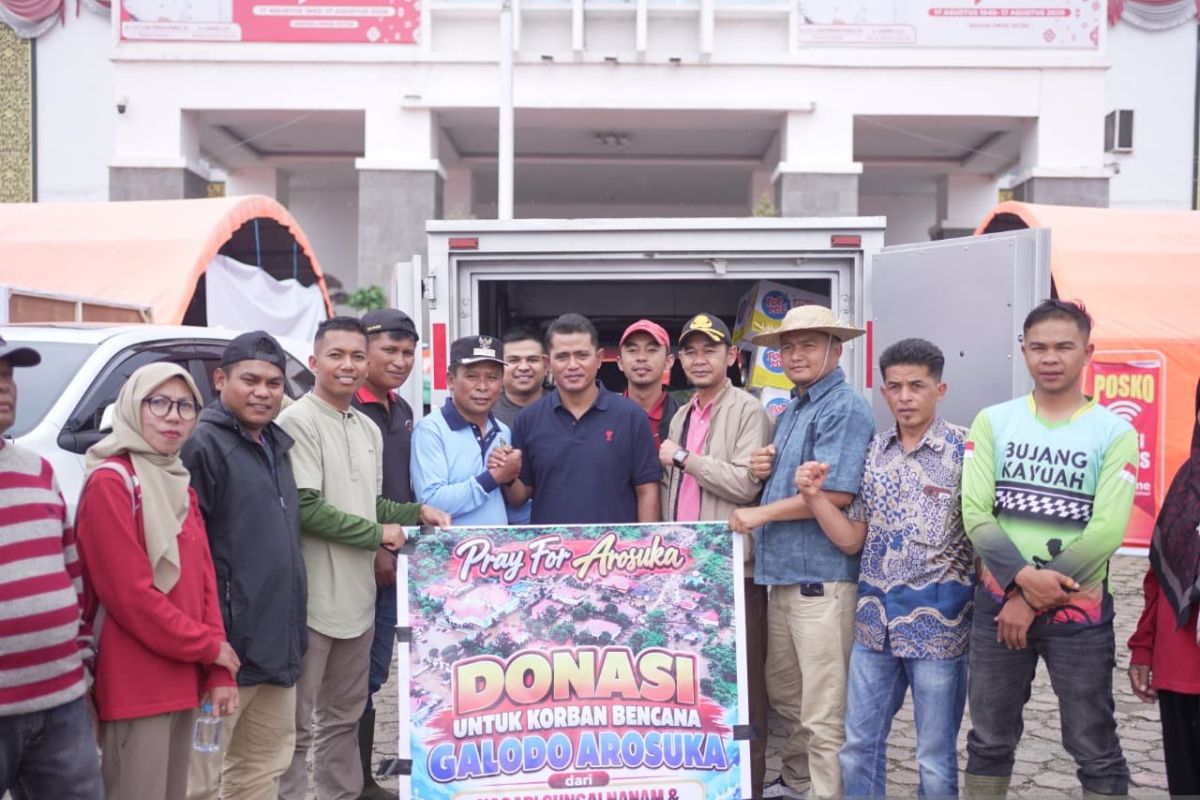Bupati Solok Terima Bantuan Sembako dari Nagari Sungai Nanam untuk Korban Galodo Arosuka
