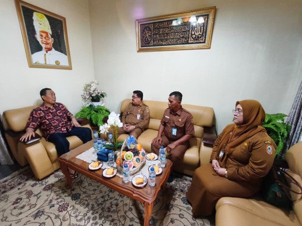 Anjangsana HUT ke-76 Kalsel, Diskominfo dan Dinas Sosial Sambangi Mantan Gubernur Rudy Ariffin di Banjarbaru