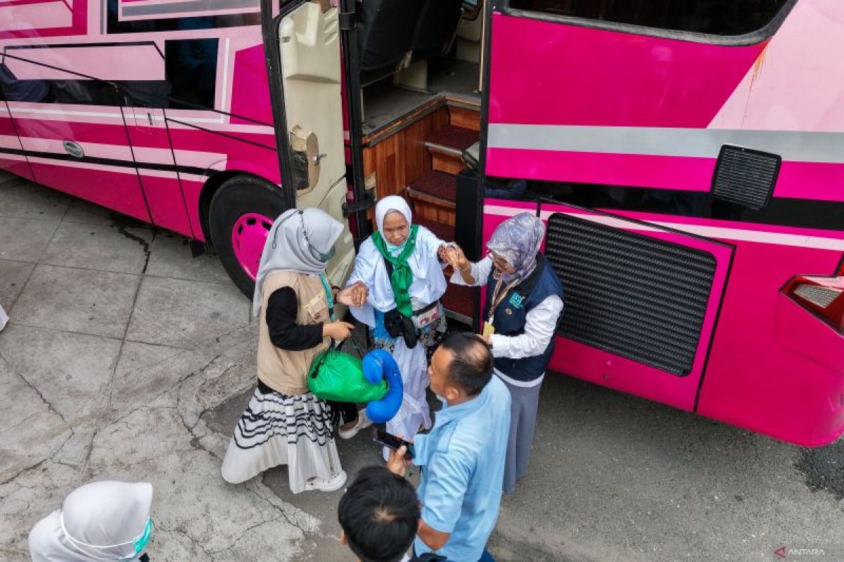 Kemenag Sumbar Berangkatkan 393 Jamaah Umrah Perdana 1448 H dengan Pesawat Penjemput Haji dari Madinah