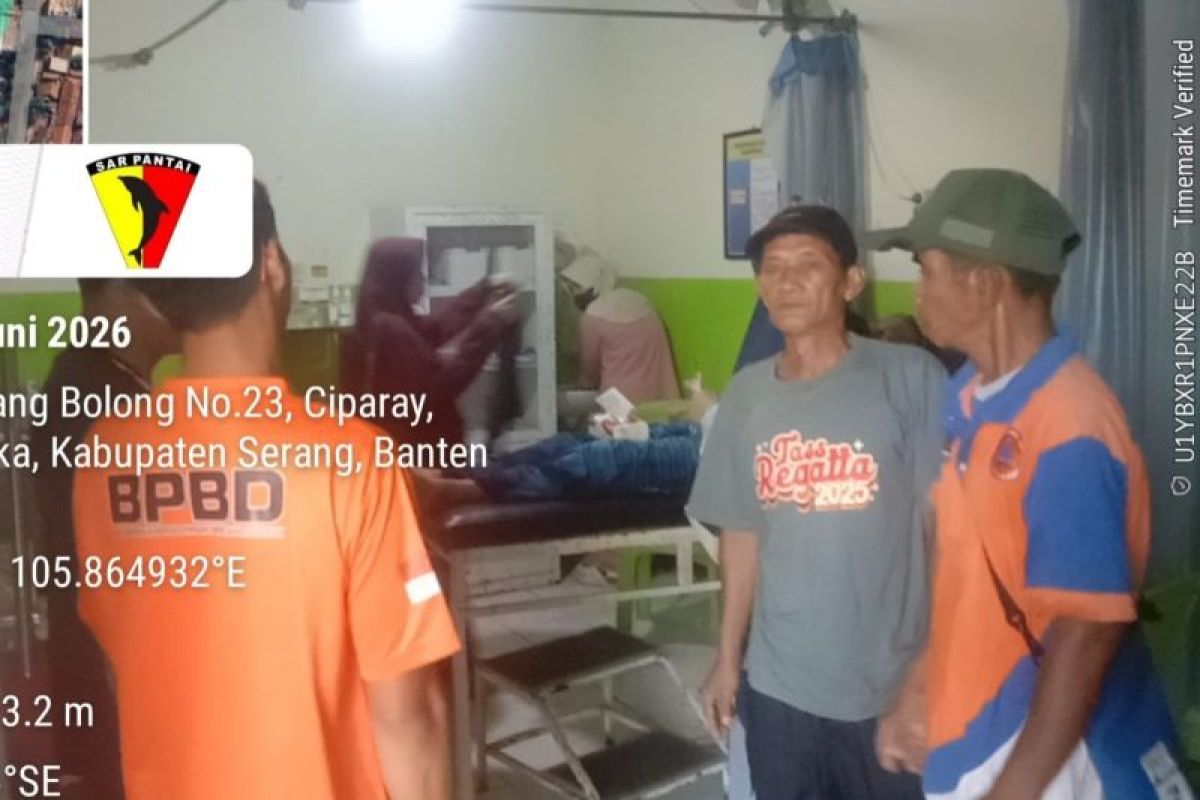 Tim SAR Gabungan Evakuasi Lansia Terseret Ombak di Pantai Anyer, Berhasil Selamat Setelah Sempat Hilang