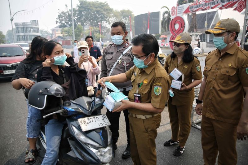 Dinkes Palangka Raya Bagikan 2.500 Masker Gratis di Bundaran Besar, Waspadai ISPA Akibat Kabut Asap