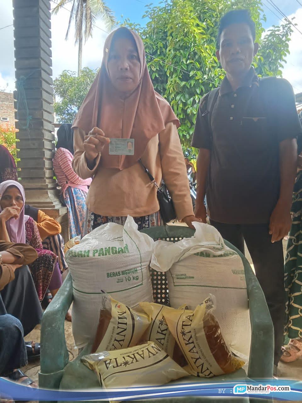 Desa Pangasaan di Tapalang Barat Salurkan Bantuan Beras dan Minyak Goreng ke 263 Keluarga Penerima Manfaat