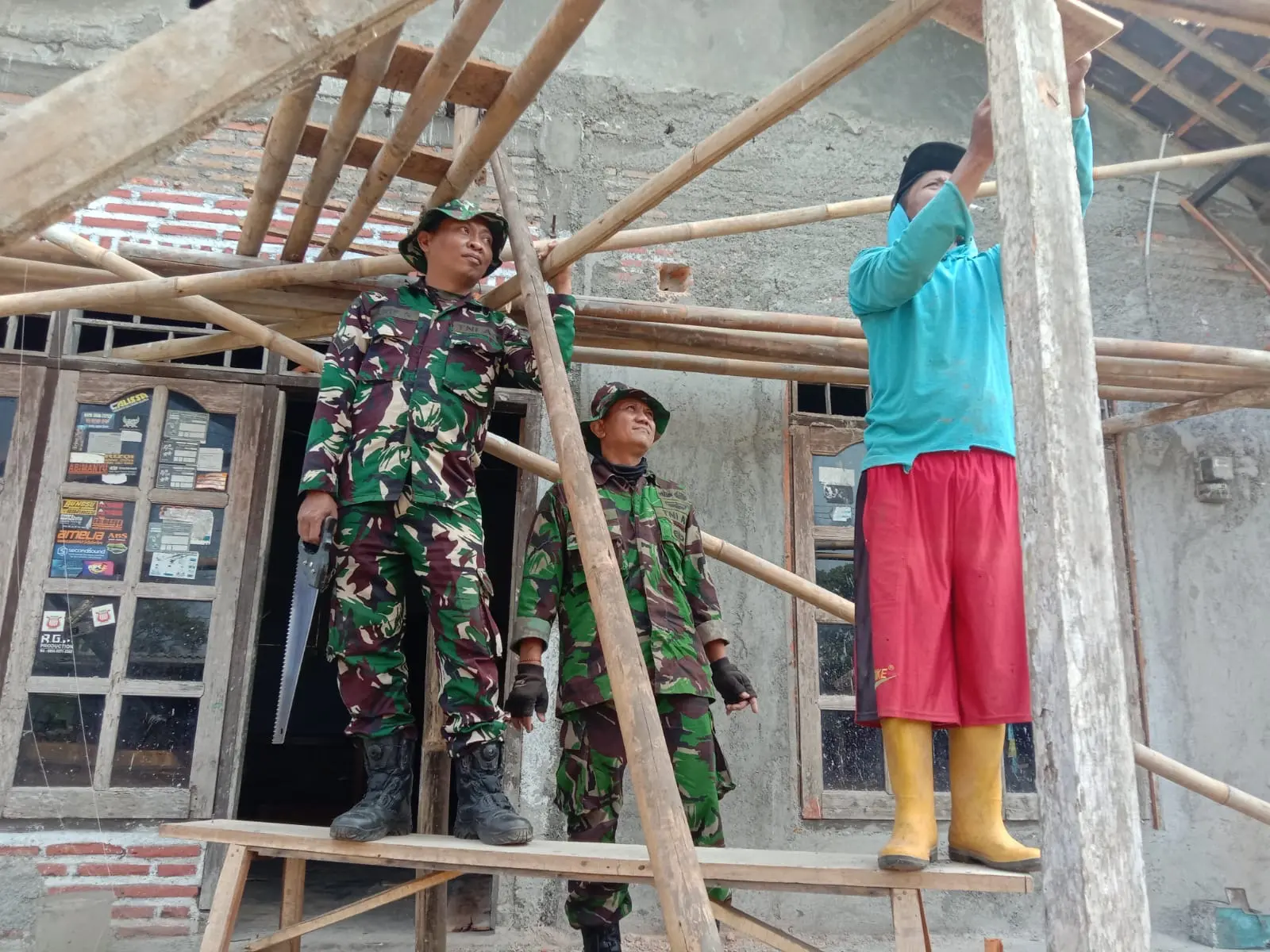 Satgas TMMD dan Warga Desa Cukil Kerja Keras Perbaiki Rumah Pak Paidi, Progres Pembangunan RTLH Kian Terlihat