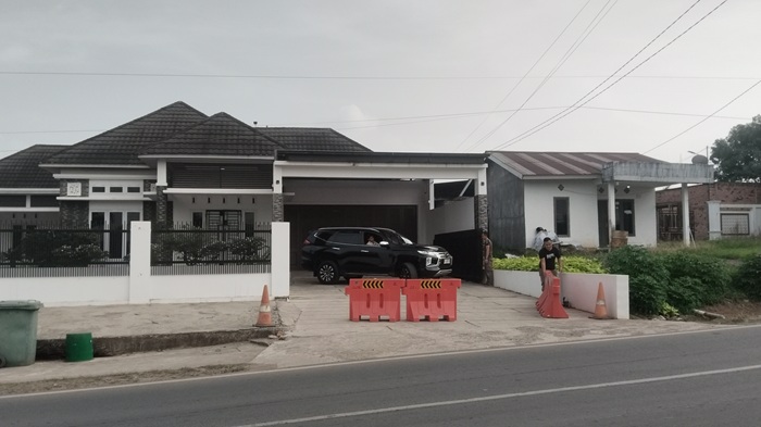 Kejati Sumsel Amankan Wakil Bupati PALI Iwan Tuaji di Rumah Dinas, 6 Mobil Masuk saat Penggerebekan