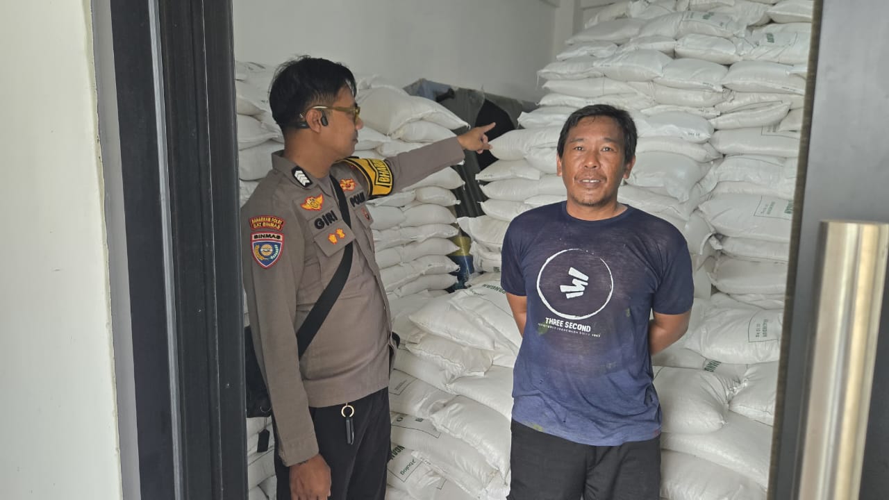 Bhabinkamtibmas Balikpapan Awasi Gudang Beras Bansos di Sepinggan Baru, Cegah Hama dan Kelembaban
