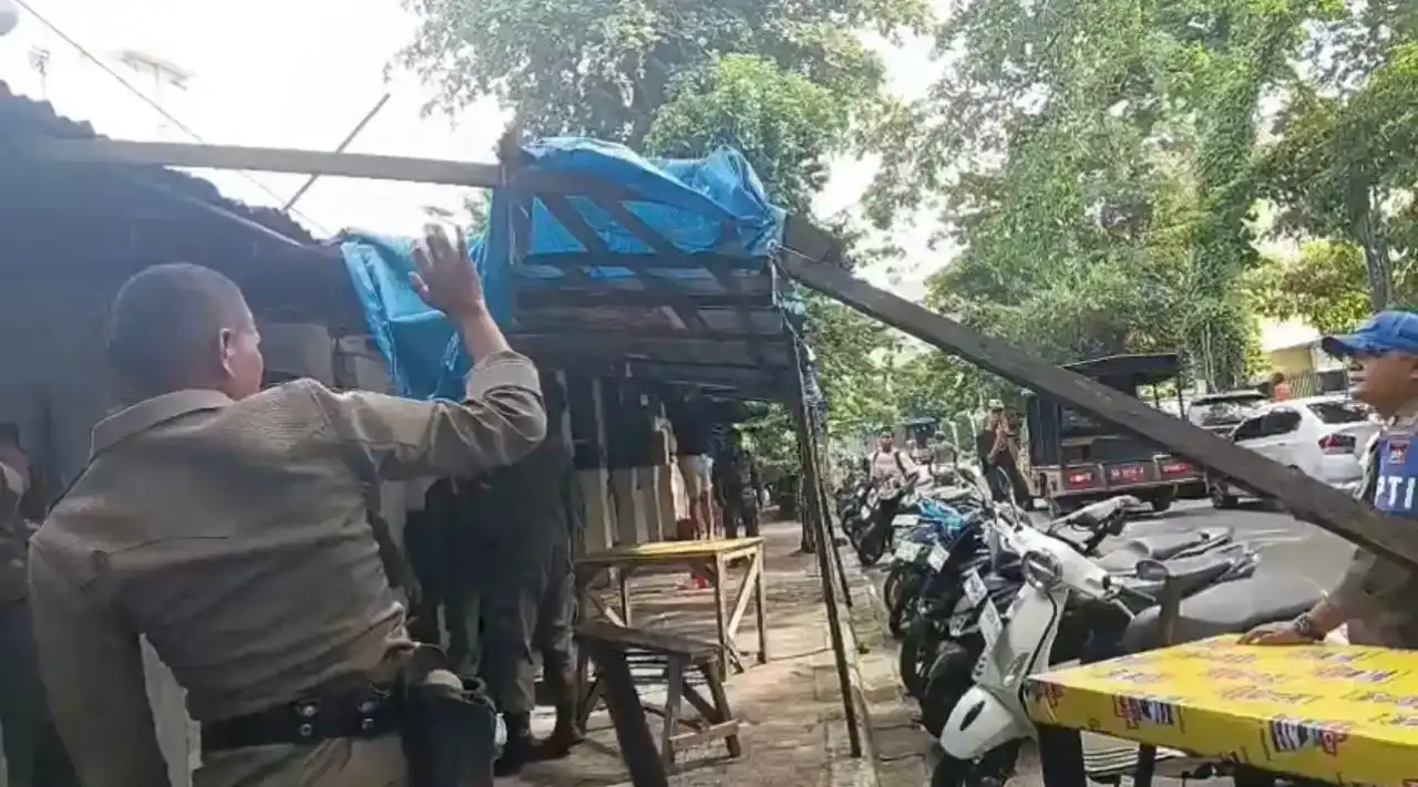 Satpol PP Padang Kembali Tertibkan Lapak PKL di Jalan Gereja, Belasan Barang Diamankan ke Mako
