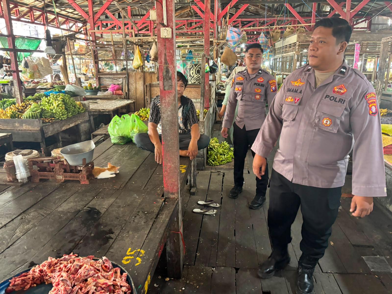 Polsek Seruyan Hilir Patroli ke Pasar Saik Kuala Pembuang, Imbau Pedagang Jaga Keamanan Lingkungan