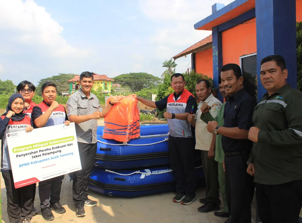 Pertagas Salurkan Bantuan Perahu Penyelamat dan 700 Bibit Pohon ke BPBD Aceh Tamiang untuk Mitigasi Banjir