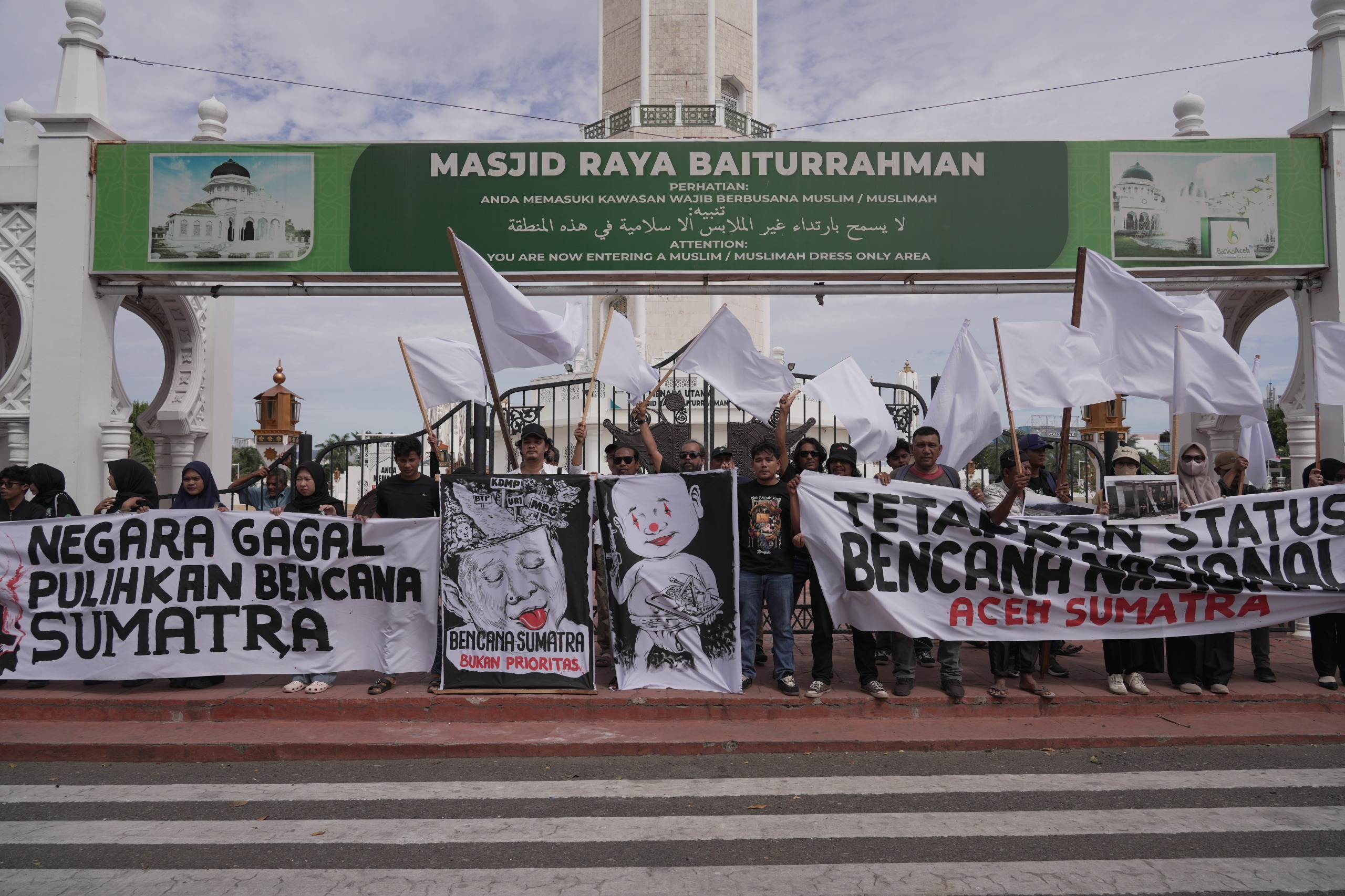 Bendera Putih Berkibar di Depan Masjid Raya Baiturrahman, Koalisi Masyarakat Sipil Protes Pemulihan Bencana yang Mandek